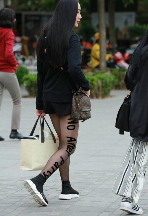 把丝袜女邻居,揭秘神秘丝袜女邻居的日常生活