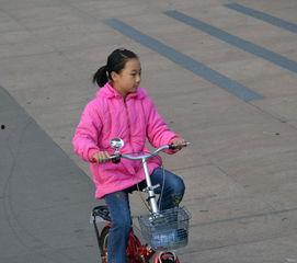 日本单车女孩原图,穿梭于日本街头的一道亮丽风景