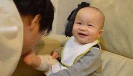 跟老公做爱被儿子听见,儿子目睹父母亲热